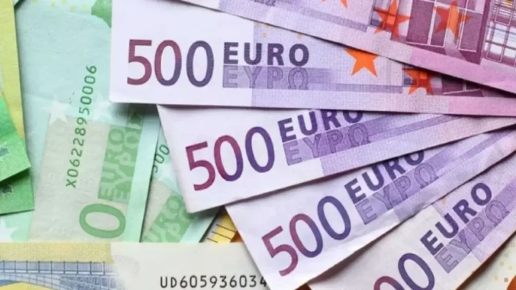 تحديثات مستمرة.. أسعار صرف العملات مقابل الجنيه المصري في تعاملات الثلاثاء بمختلف البنوك